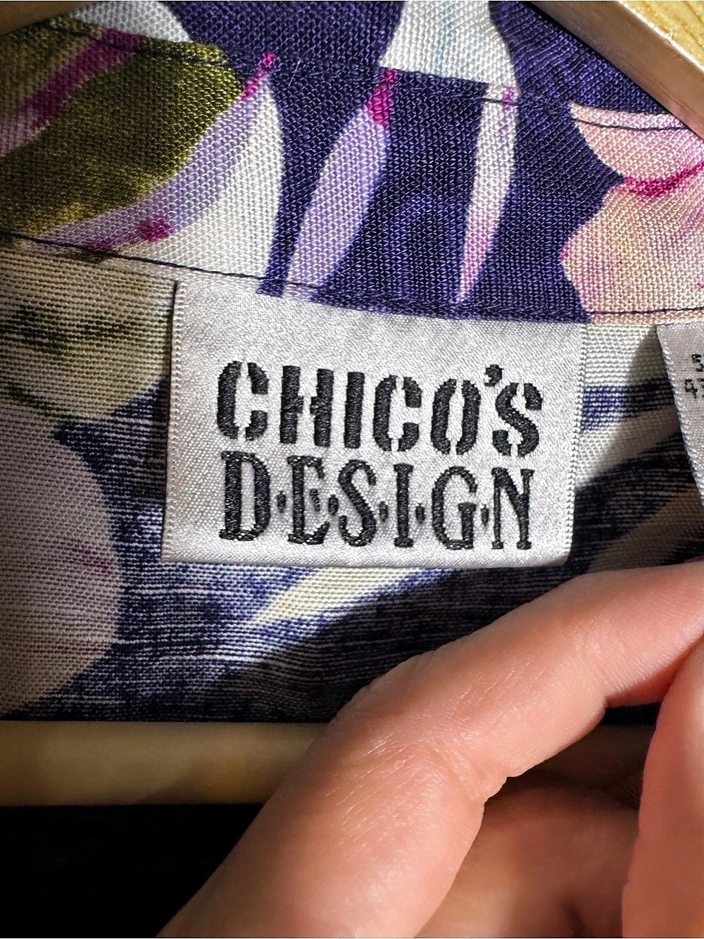 Chico's Design Tropical Hibiscus Floral Linen Blend Button Down Shirt Size 1 - Picture 3 of 9